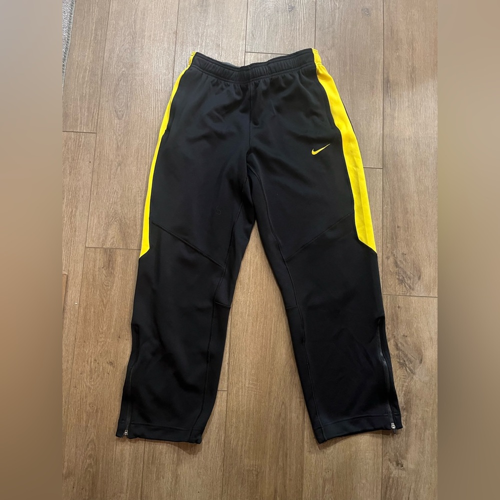 Baggy Nike yellow and black pants